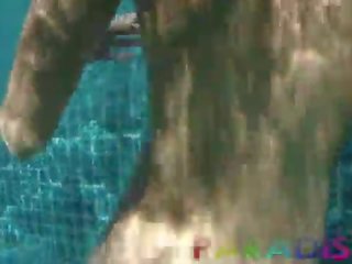 Musang anak kembar berenang telanjang dan membiarkan swain fuck mereka dalam air