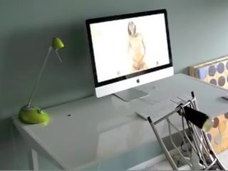 Walenie za mounted latarka podczas oglądanie porno.