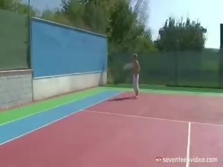 Blondýnka tenisový miláček