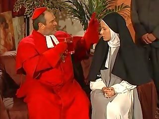 רטוב חריץ נזירה אנאלי מזוין על ידי ה priest