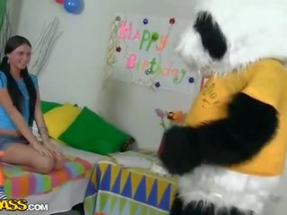 Dnes tento rozkošný kotě otočil 18 a fucks ji panda film