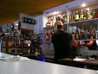 Aficionado bartender lenka escariado para efectivo