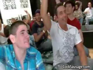 Bunch van dronken homo chaps gaan gek in club 2 door cocksausage