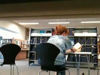 อ้วน ผู้หญิงสำส่อน แวบวับ ใน สาธารณะ ห้องสมุด