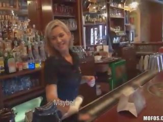 Bartender saugt peter hinter counter