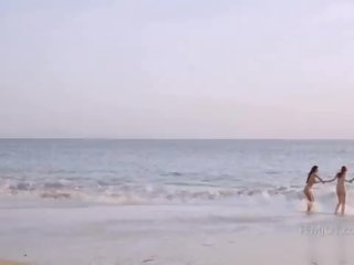 Přírodní femme fatale splňuje sand a surf